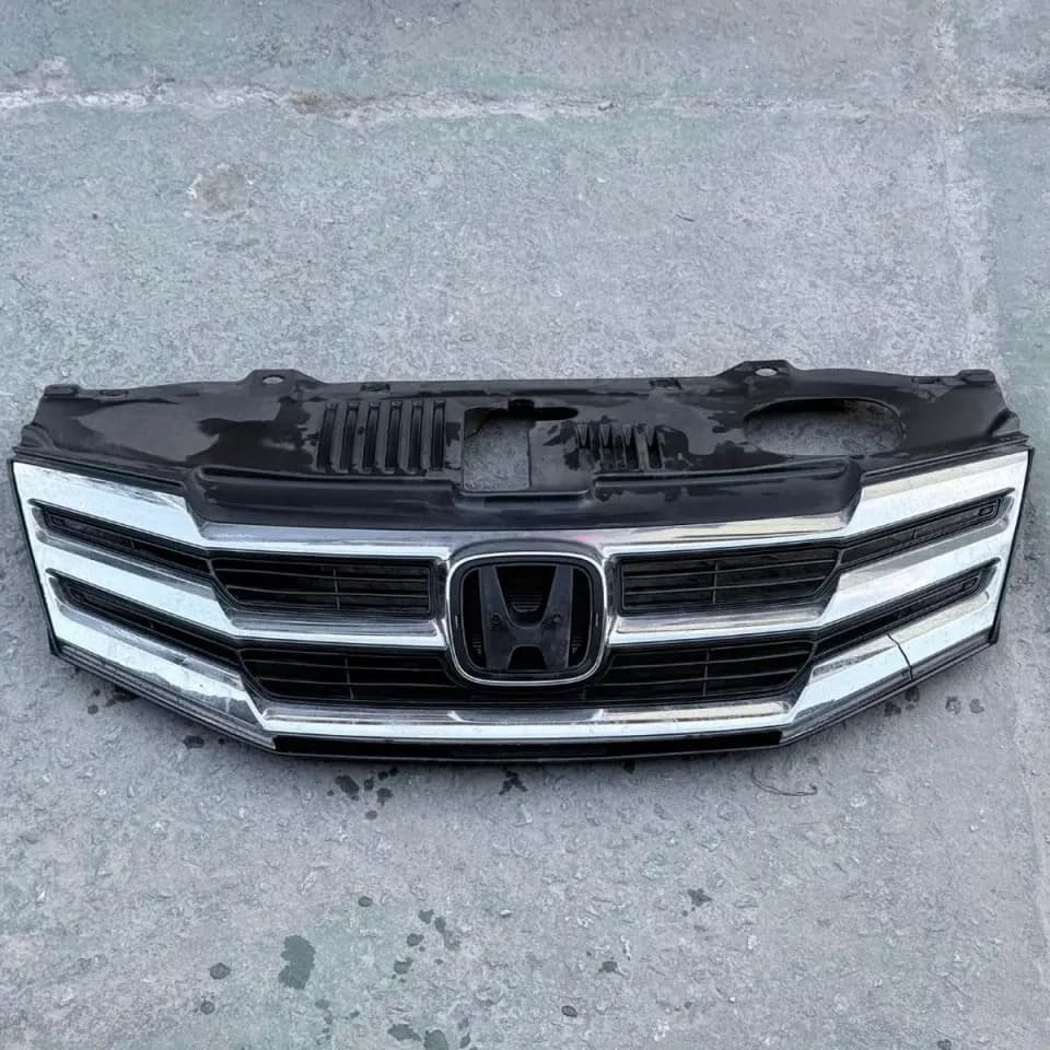 Grade automotiva fotografada no chão antes da edição de imagem